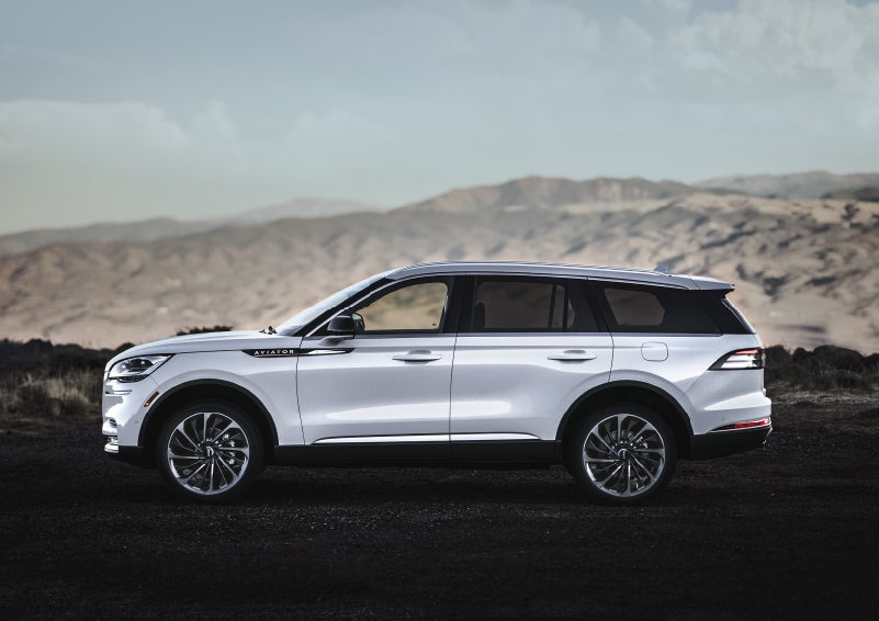 A Lincoln Aviator® SUV is parked on a scenic mountain overlook | Fair Oaks Lincoln in Naperville IL