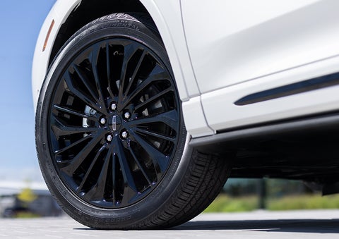 The stylish blacked-out 20-inch wheels from the available Jet Appearance Package are shown. | Fair Oaks Lincoln in Naperville IL