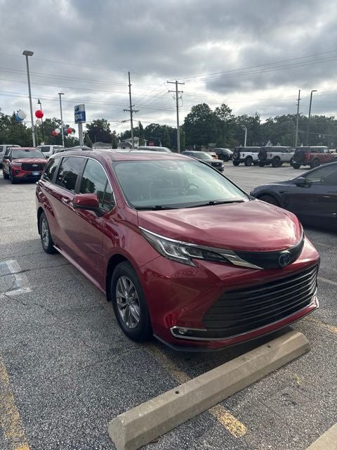 2022 Toyota Sienna XLE 8 Passenger