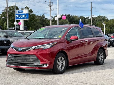 2022 Toyota Sienna XLE 8 Passenger