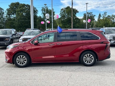 2022 Toyota Sienna XLE 8 Passenger