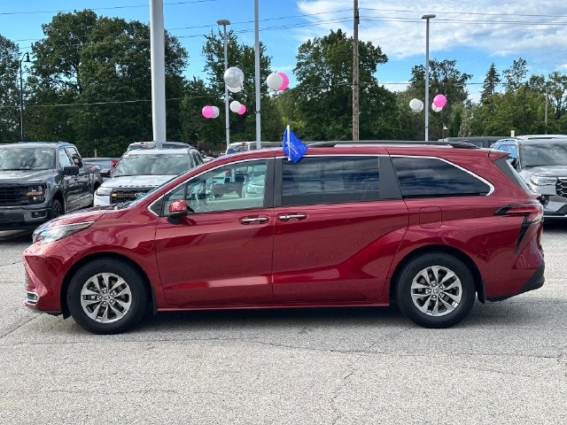2022 Toyota Sienna XLE 8 Passenger