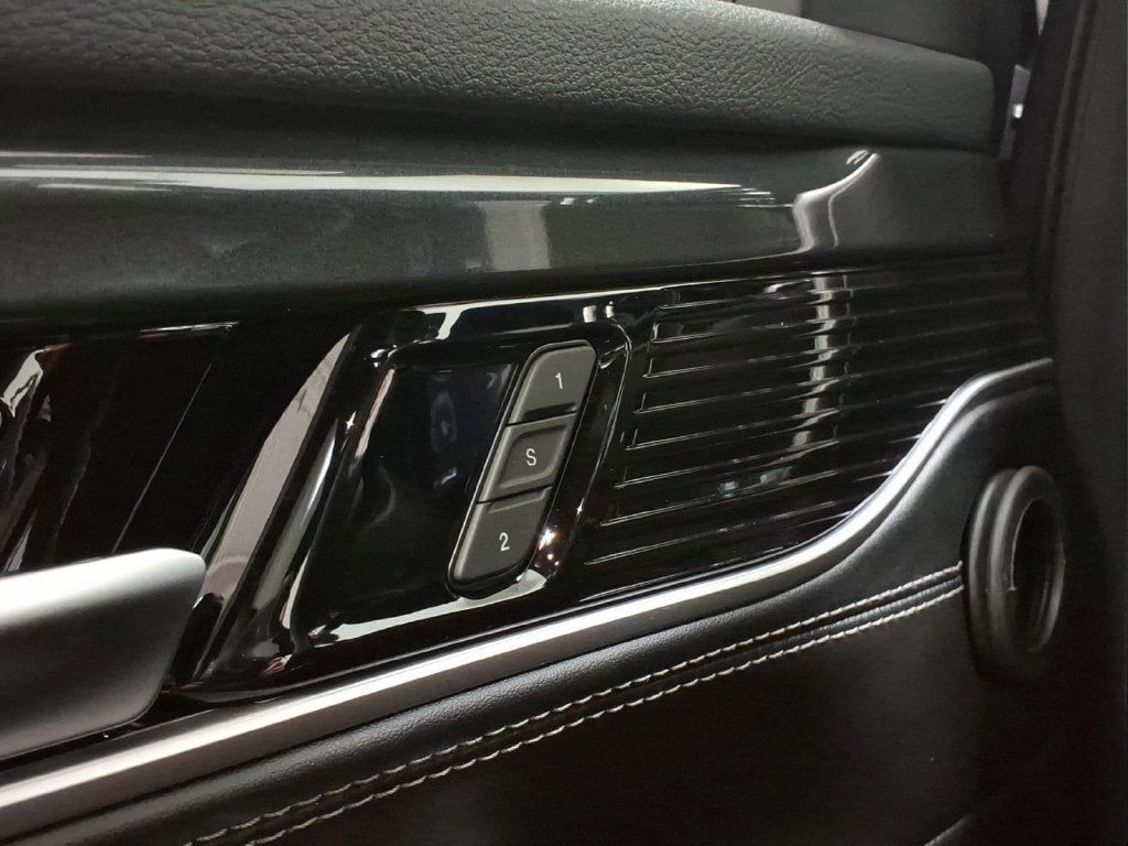 2023 Jeep Wagoneer Base