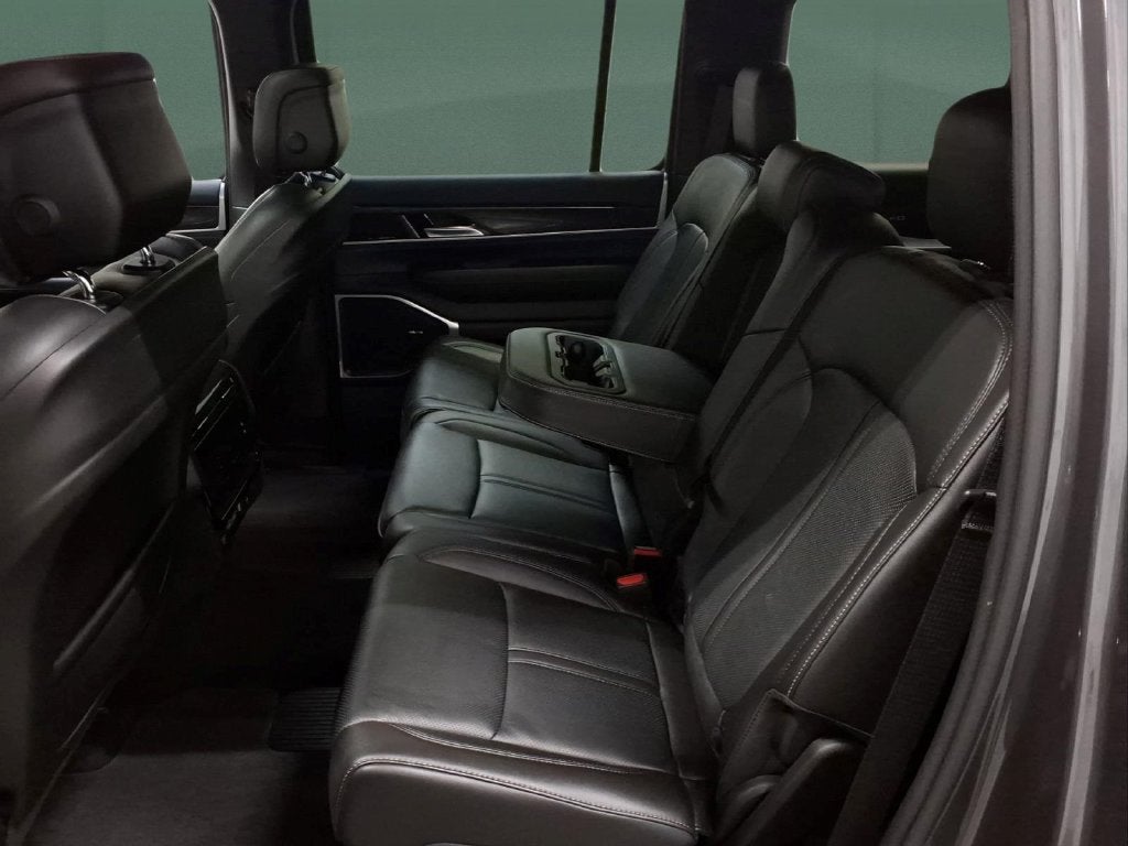 2023 Jeep Wagoneer Base