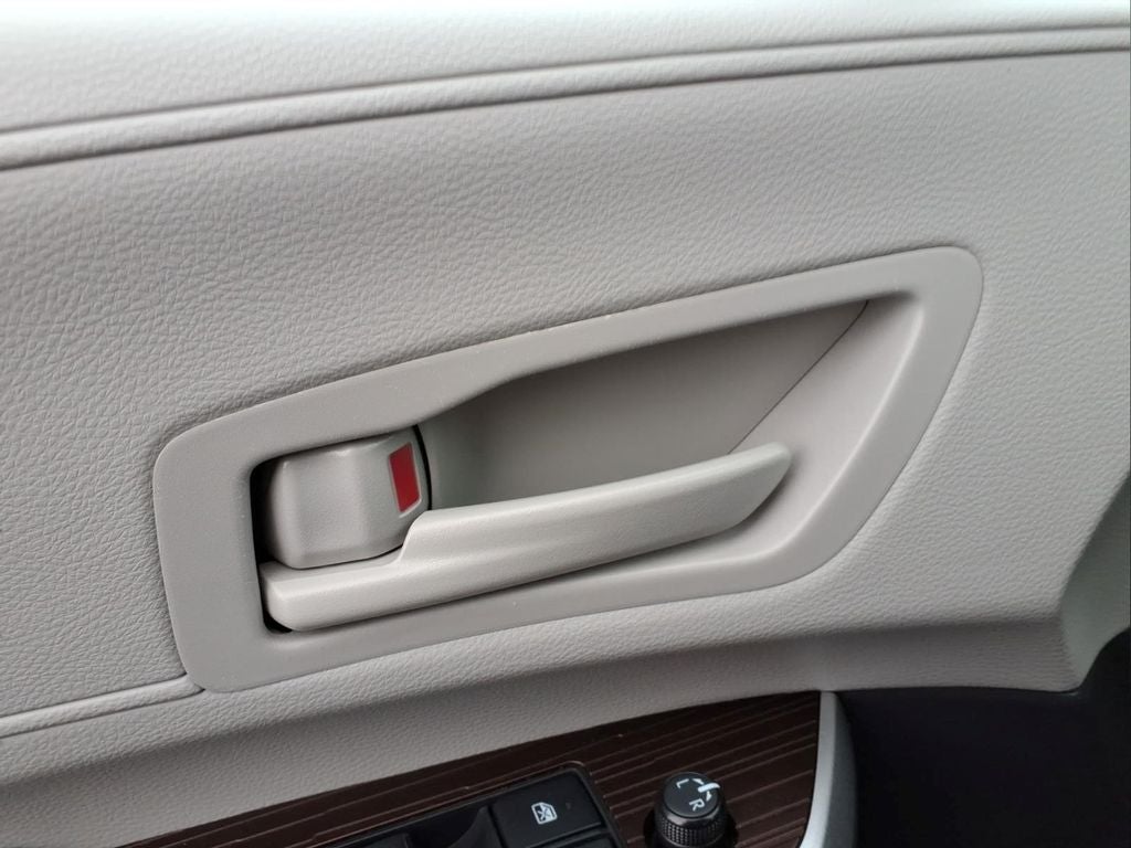 2022 Toyota Sienna LE 8 Passenger