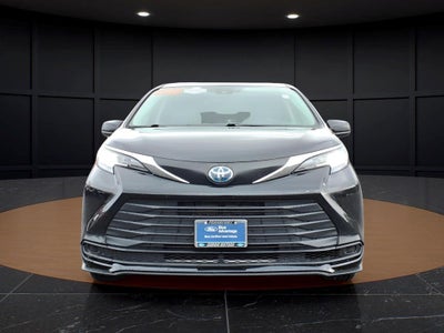 2022 Toyota Sienna LE 8 Passenger
