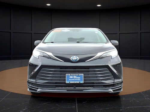 2022 Toyota Sienna LE 8 Passenger