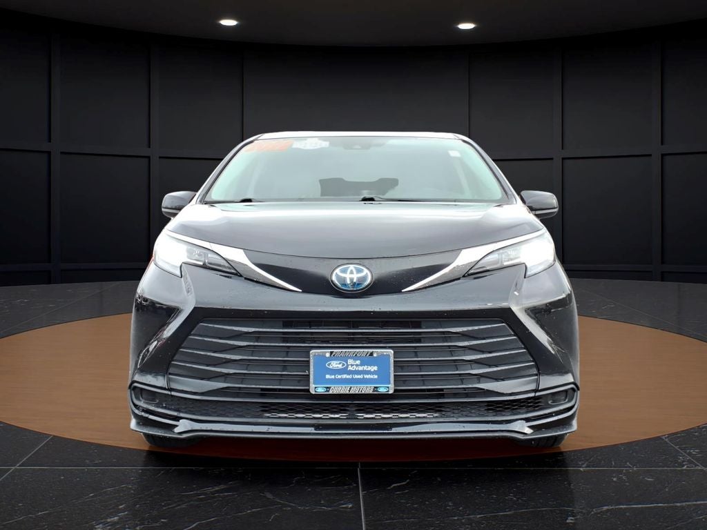 2022 Toyota Sienna LE 8 Passenger