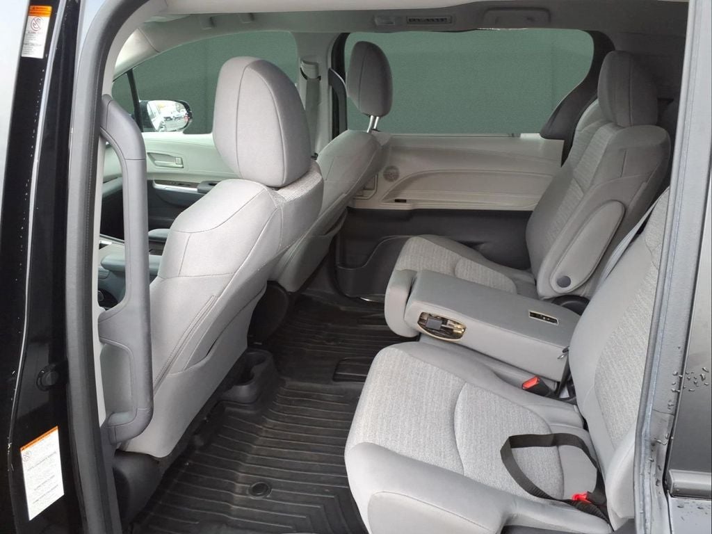 2022 Toyota Sienna LE 8 Passenger