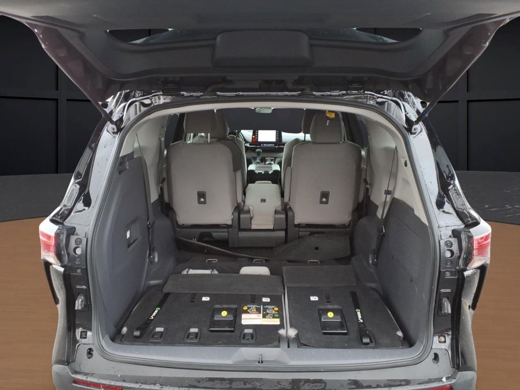 2022 Toyota Sienna LE 8 Passenger