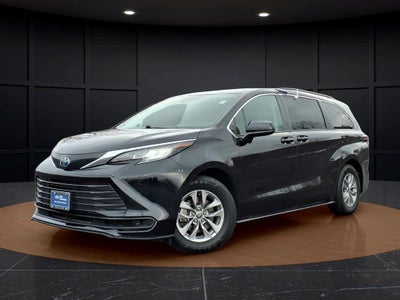 2022 Toyota Sienna LE 8 Passenger