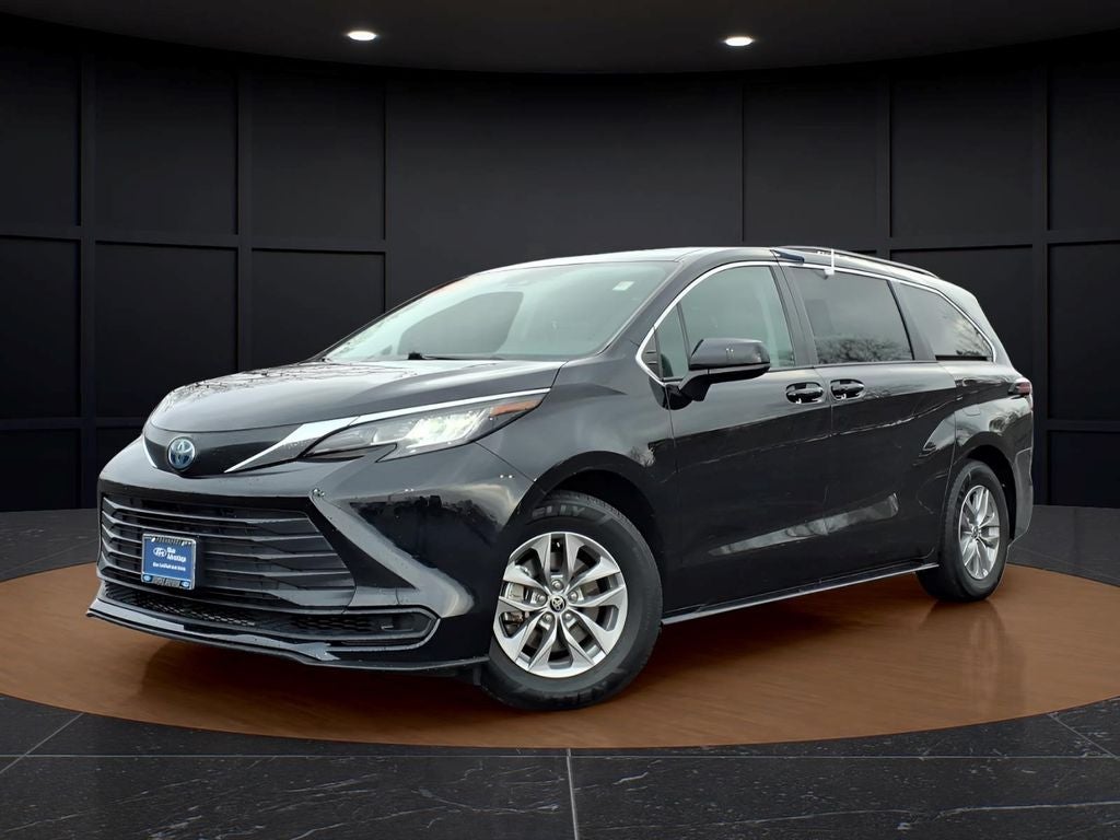 2022 Toyota Sienna LE 8 Passenger
