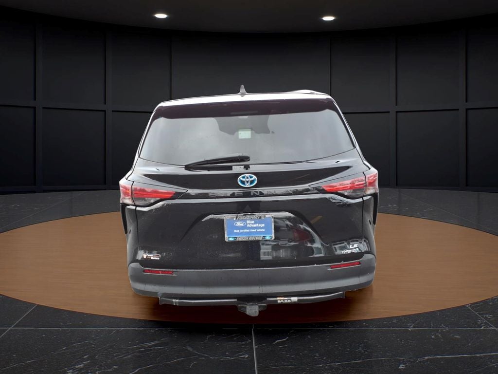 2022 Toyota Sienna LE 8 Passenger