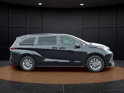 2022 Toyota Sienna LE 8 Passenger