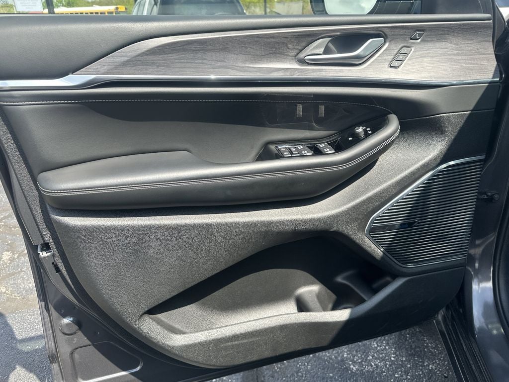 2024 Jeep Grand Cherokee Overland Luxury Group