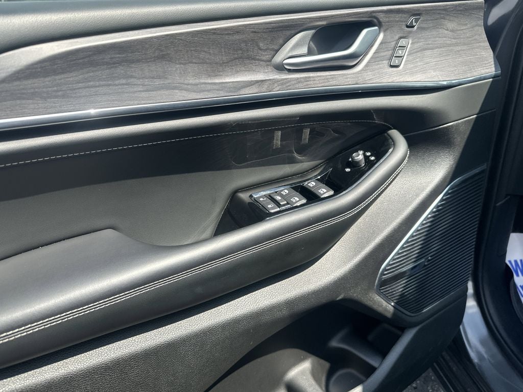 2024 Jeep Grand Cherokee Overland Luxury Group