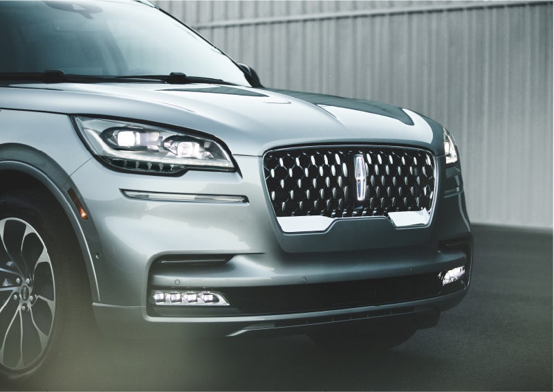 The available adaptive pixel LED headlamps of the 2023 Lincoln Aviator® SUV activated | Fair Oaks Lincoln in Naperville IL