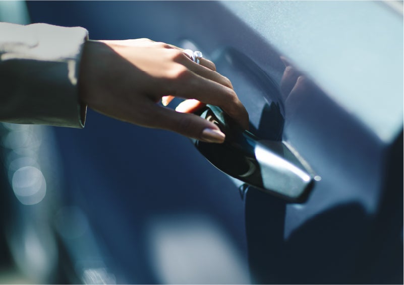 A hand gracefully grips the Light Touch Handle of a 2023 Lincoln Aviator® SUV to demonstrate its ease of use | Fair Oaks Lincoln in Naperville IL