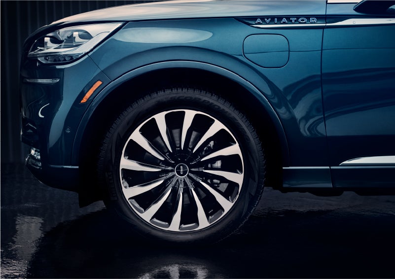 The 2023 Lincoln Aviator® Black Label Grand Touring model with unique 12-spoke wheel | Fair Oaks Lincoln in Naperville IL
