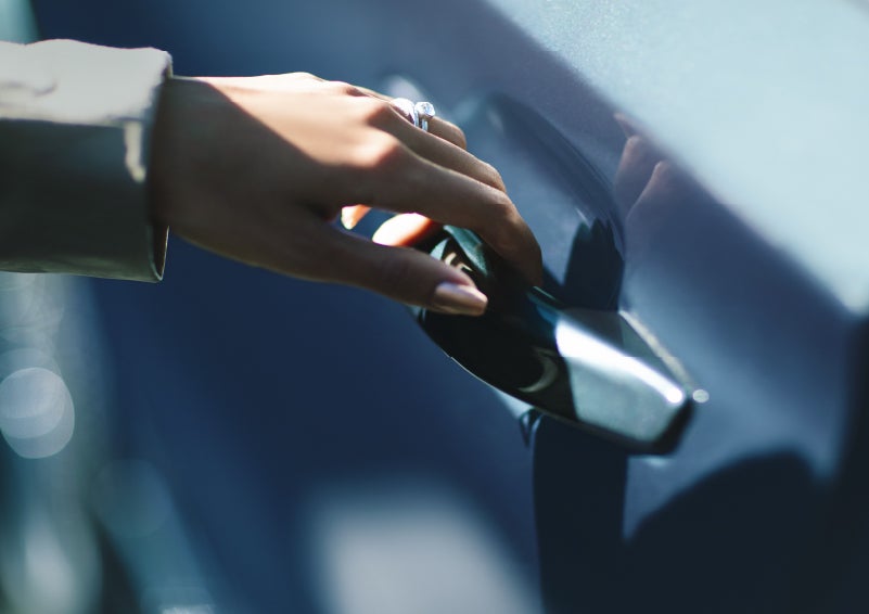 A hand gracefully grips the Light Touch Handle of a 2024 Lincoln Aviator® SUV to demonstrate its ease of use | Fair Oaks Lincoln in Naperville IL