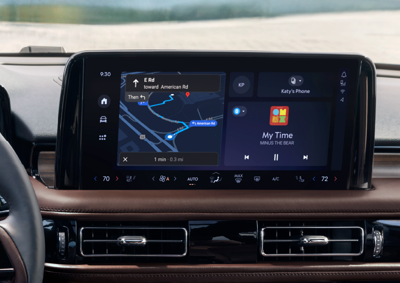 The 13.2-inch LCD touchscreen is showcased. | Fair Oaks Lincoln in Naperville IL