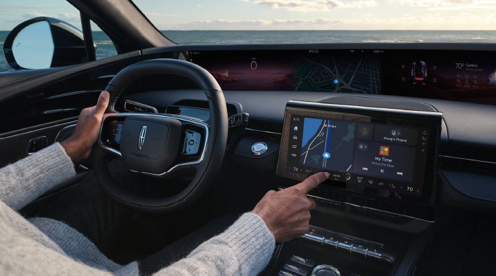 The driver of a 2025 Lincoln Nautilus® SUV interacts with the new Lincoln Digital Experience. | Fair Oaks Lincoln in Naperville IL