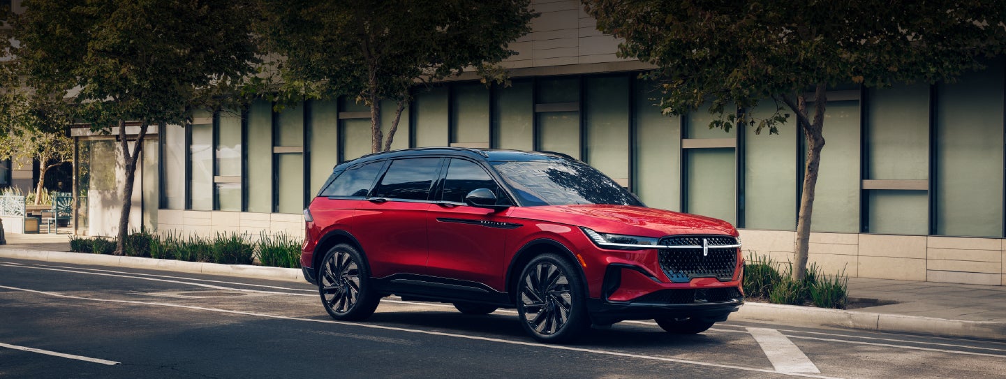 A 2025 Lincoln Nautilus® SUV with an available hybrid powertrain is parked in an urban setting. | Fair Oaks Lincoln in Naperville IL