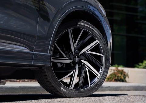 The wheel of the 2026 Lincoln Aviator® SUV is shown slightly angled out | Fair Oaks Lincoln in Naperville IL