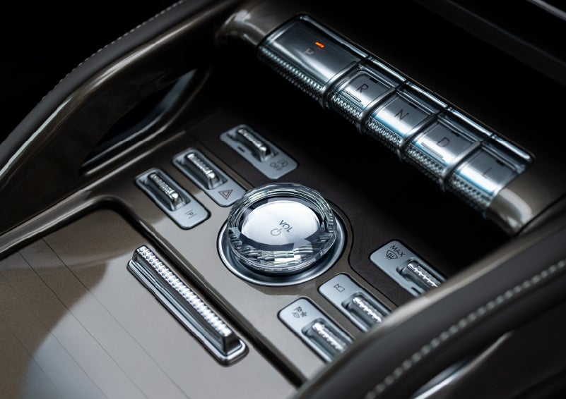 A crystal-inspired volume knob is shown in the center floor console of a 2026 Lincoln Nautilus® SUV. | Fair Oaks Lincoln in Naperville IL