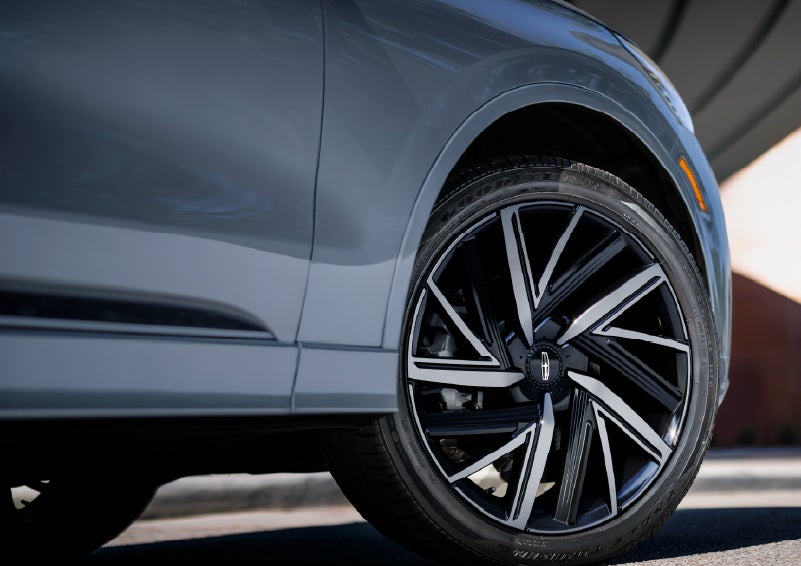 The wheel of the 2027 Lincoln Aviator® Black Label™ SUV is shown slightly angled out. | Fair Oaks Lincoln in Naperville IL