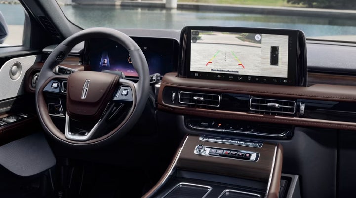 The backup camera of the 2027 Lincoln Aviator® SUV is displayed on screen. | Fair Oaks Lincoln in Naperville IL